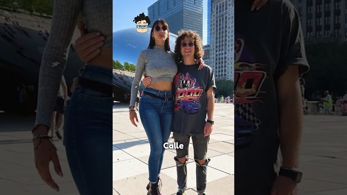 Dos personas posando frente a una escultura reflectante en una plaza urbana, que comen los militares descubre la importancia de la nutricion en las fuerzas armadas