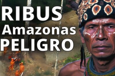 Retrato de un miembro de una tribu amazónica con pintura facial y tocado tradicional que comen los yanomamis en su dieta tradicional en la selva amazonica