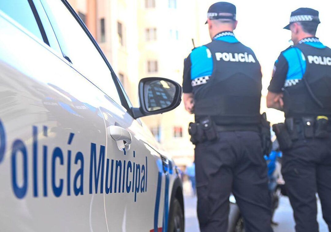 Policías municipales junto a un coche patrulla que consecuencias enfrento por incumplir una orden de alejamiento.