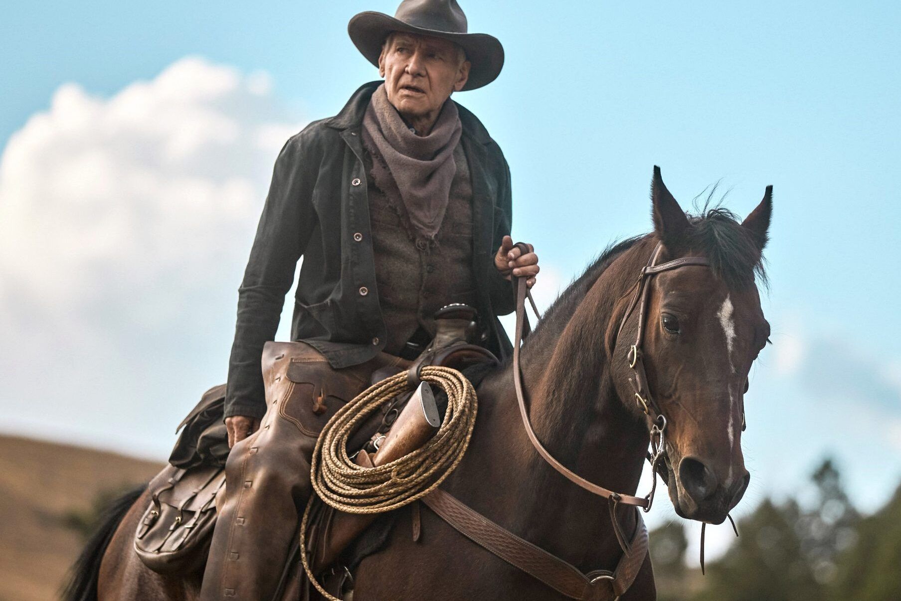 Hombre a caballo con sombrero y rienda contemplando el paisaje que consecuencias tendria la muerte de kevin en la proxima pelicula de james bond.