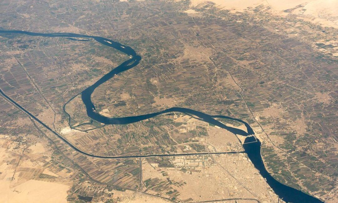Vista aérea de un río serpenteante entre campos cultivados, canales y zonas urbanas que plantea que consecuencias tendria si el rio eufrates se seca