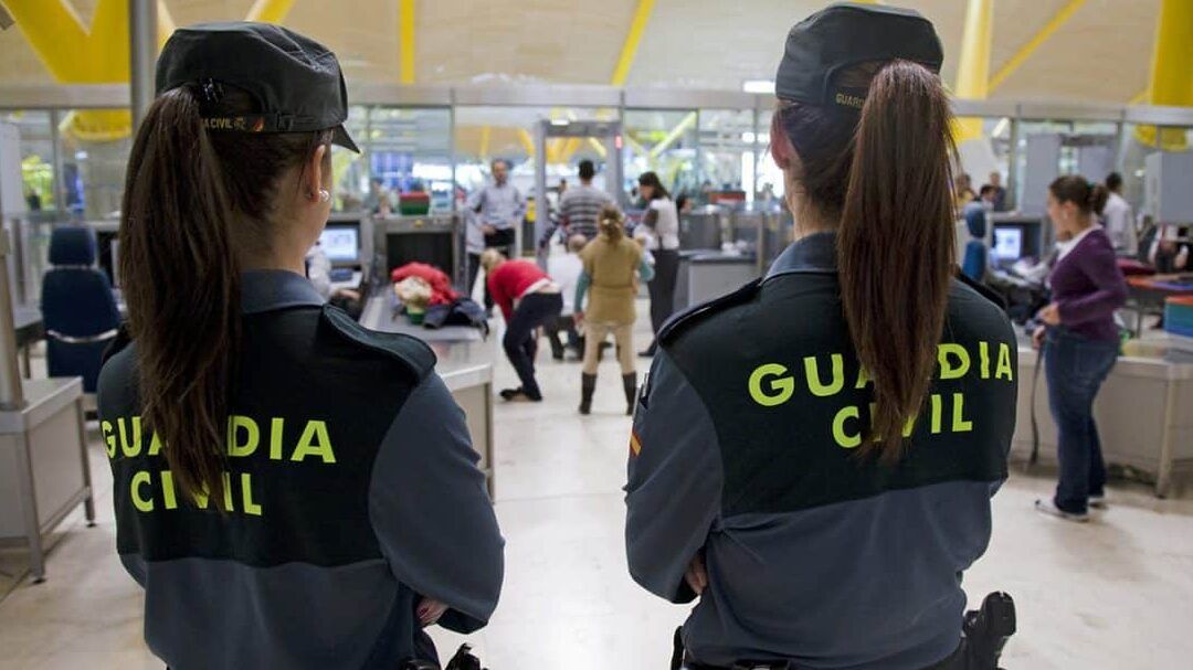 Dos agentes de la Guardia Civil supervisando un control de equipajes y pasajeros que consecuencias tiene abandonar el puesto de trabajo en la guardia civil