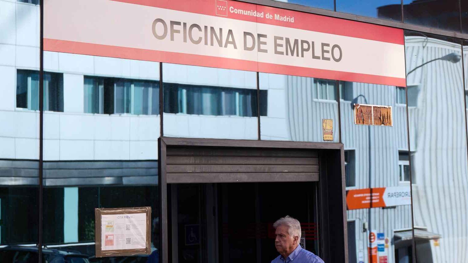 Fachada de una oficina de empleo con un hombre saliendo que evoca dudas sobre que consecuencias tiene abandonar un trabajo judicial.