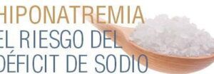 Imagen que muestra la palabra HIPONATREMIA y una cuchara con sal, preguntando que consecuencias tiene el bajo nivel de sodio en el cuerpo