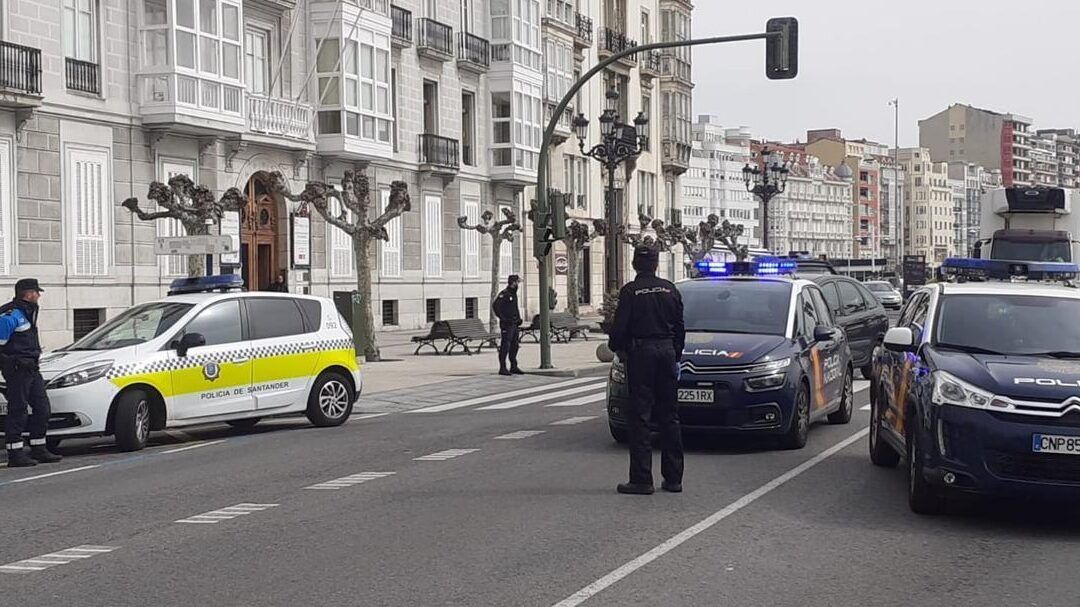 Agentes y vehículos patrulla en una calle urbana realizando control y vigilancia que consecuencias tiene insultar a un policia local descubre las sanciones legales