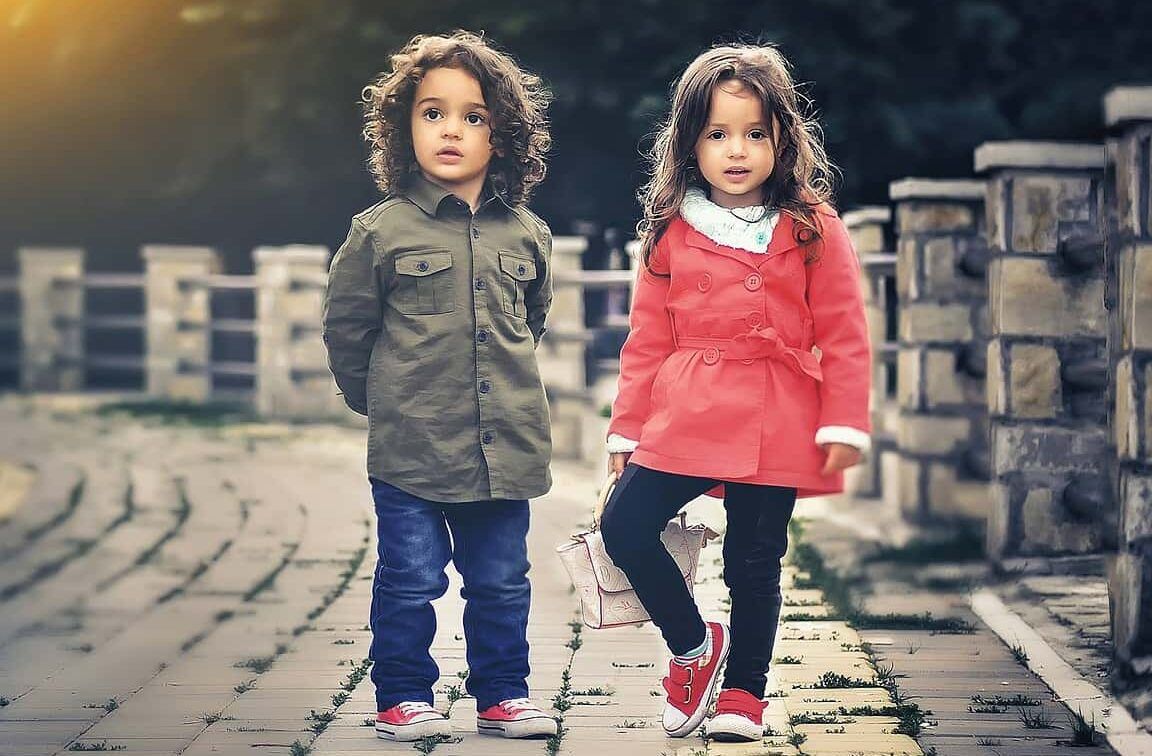 Dos niños caminando por un sendero urbano, que consecuencias tiene no cumplir el regimen de visitas domiciliarias