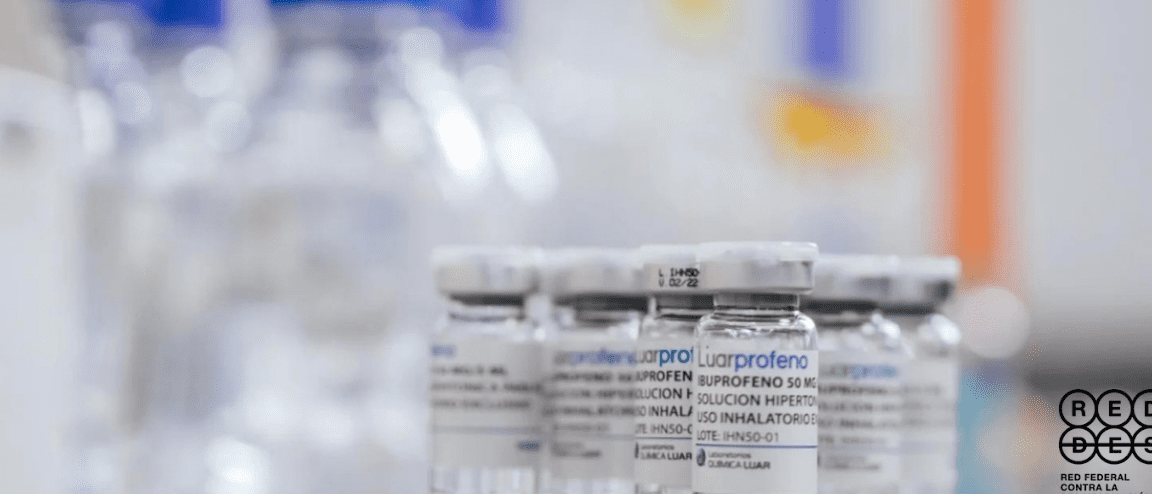 Primer plano de viales farmacéuticos en un entorno clínico que sugiere la pregunta que efectos tiene esnifar ibuprofeno infantil.