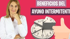 Profesional con bata blanca junto a reloj ilustrado y pulgar que es el ayuno intermitente beneficios en imagen