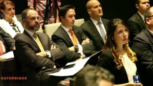 Ejecutivos y profesionales atentos en una conferencia sobre que es el big data en negocios y analítica