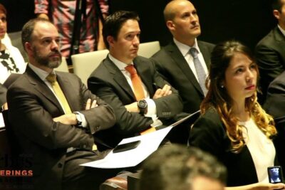 Ejecutivos y profesionales atentos en una conferencia sobre que es el big data en negocios y analítica