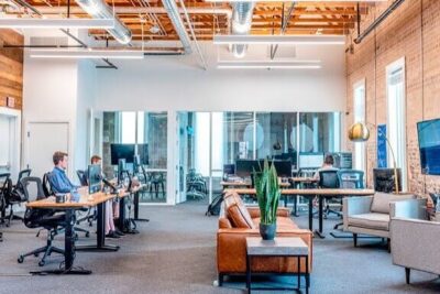 Interior de oficina abierta que muestra que es el coworking y como funciona en un espacio compartido y moderno.