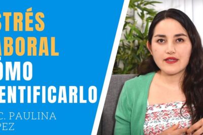 Mujer presentando una guía sobre que es el estres laboral y como manejarlo frente a cámara