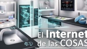 Cocina futurista con pantallas holográficas y electrodomésticos conectados que es el internet de las cosas aplicaciones
