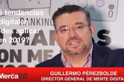 Hombre en entrevista frente a un banner de tendencias digitales hablando sobre que es el marketing automation plataformas