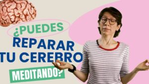 Persona meditando con gesto relajado y gráfico de cerebro ilustrando que es el mindfulness y sus beneficios