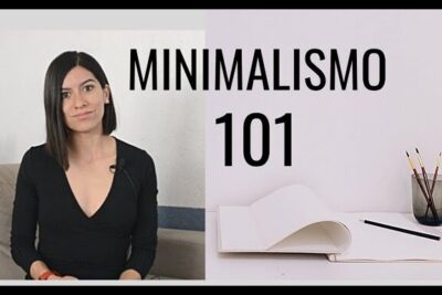 Mujer explicando que es el minimalismo en la vida diaria junto a un cuaderno y lápices sobre una mesa minimalista.