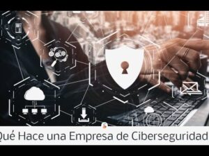 Manos sobre teclado con iconos de escudo, nube y red que es la ciberseguridad en empresas
