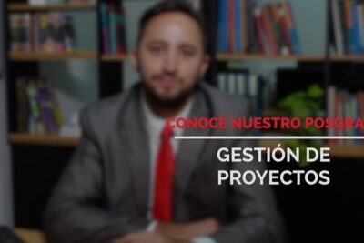Hombre difuminado con traje y corbata roja frente a estantería promocionando que es la gestion de proyectos online