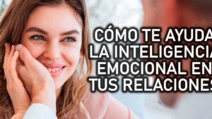 Mujer sonriente tocada con ternura por su pareja que muestra que es la inteligencia emocional en pareja.
