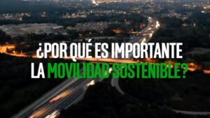 Imagen aérea nocturna de autopistas iluminadas con texto en pantalla que es la movilidad sostenible en ciudades