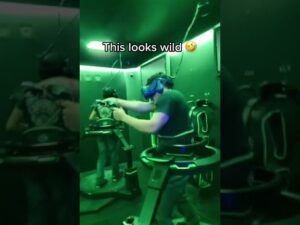 Personas usando cascos VR y plataformas omnidireccionales en un centro de juegos que es la realidad virtual en juegos