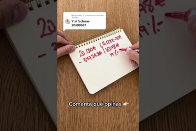 Manos escribiendo con rotulador rojo en una libreta, calculando impuestos y mostrando que es un autonomo en espana