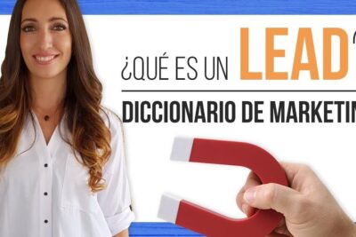Mujer sonriente junto a texto y un imán ilustrando que es un lead en marketing.