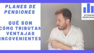Hombre señalando texto informativo sobre que es un plan de pensiones privado y sus ventajas