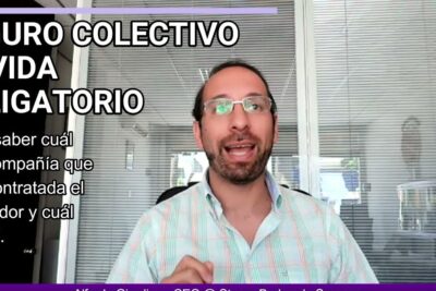 Persona en oficina explicando que es un seguro de vida obligatorio con texto informativo en pantalla