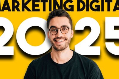 Hombre sonriente con gafas sobre fondo amarillo mostrando que es una estrategia de redes sociales.