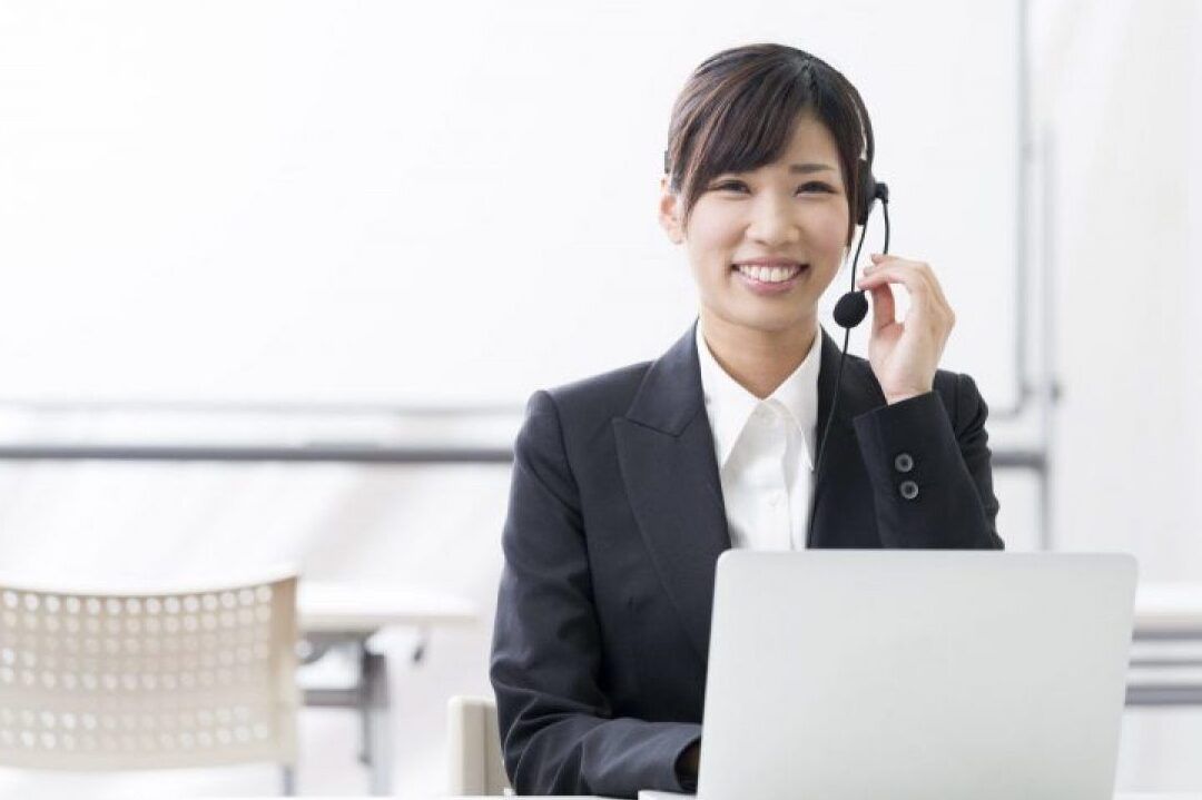 Mujer sonriente con auricular y portátil atendiendo consultas sobre que es una ip fija en un servicio de internet descubre todo sobre esta caracteristica clave