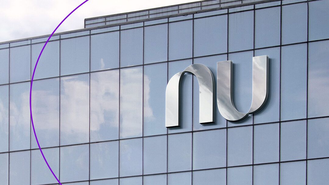 Edificio de vidrio con logotipo metálico y reflejos que es una letra de cambio y como funciona descubre todo sobre este documento financiero.