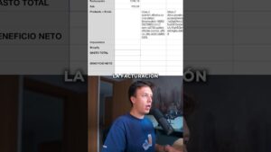 Persona hablando al micrófono delante de una hoja de cálculo con etiquetas de facturación que es una tienda online rentable