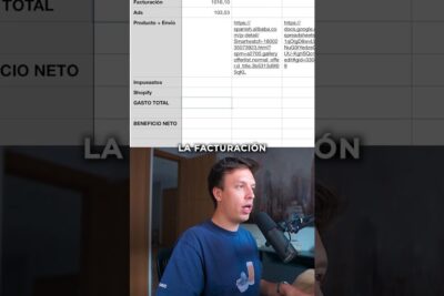 Persona hablando al micrófono delante de una hoja de cálculo con etiquetas de facturación que es una tienda online rentable