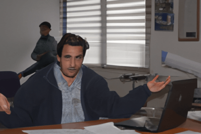 Persona en escritorio con laptop y papeles gesticulando preocupada sobre que hacer cuando tu e firma caduca.