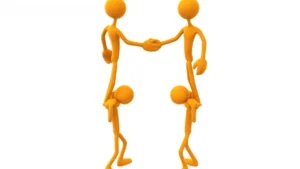 Figuras naranjas que simbolizan cooperación y apoyo mutuo mientras se ayudan a alcanzar una meta, que hacer si el resultado del ejercicio es negativo aprende a solucionarlo