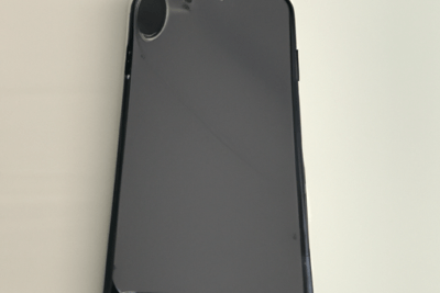 IPhone con funda negra y señales de uso y arañazos, que hacer si tu cobertura de iphone ha caducado