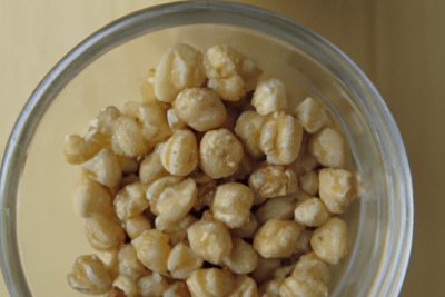 Tazones con snacks de garbanzo crujientes y dorados como ejemplo para que hacer si un alimento esta caducado
