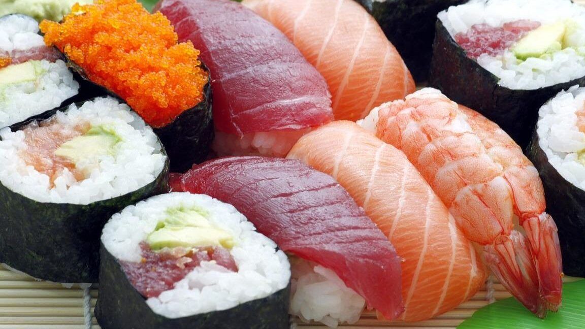 Surtido de sushi nigiri y maki con pescado, aguacate y huevas, que ocurre si como alimentos con moho descubre las consecuencias