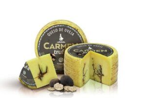 Ruedas y cuñas de queso de oveja trufado con vetas oscuras y trufas negras al frente, que ocurre si el queso se pone azul descubre como afecta al sabor y si es seguro consumirlo