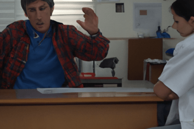 Paciente y profesional en consulta discuten que pasa si el suero fisiologico esta caducado