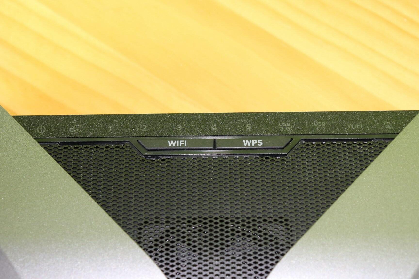 Botones del router marcados WIFI y WPS en una carcasa negra, que pasa si el wps esta apagado descubre como solucionarlo aqui