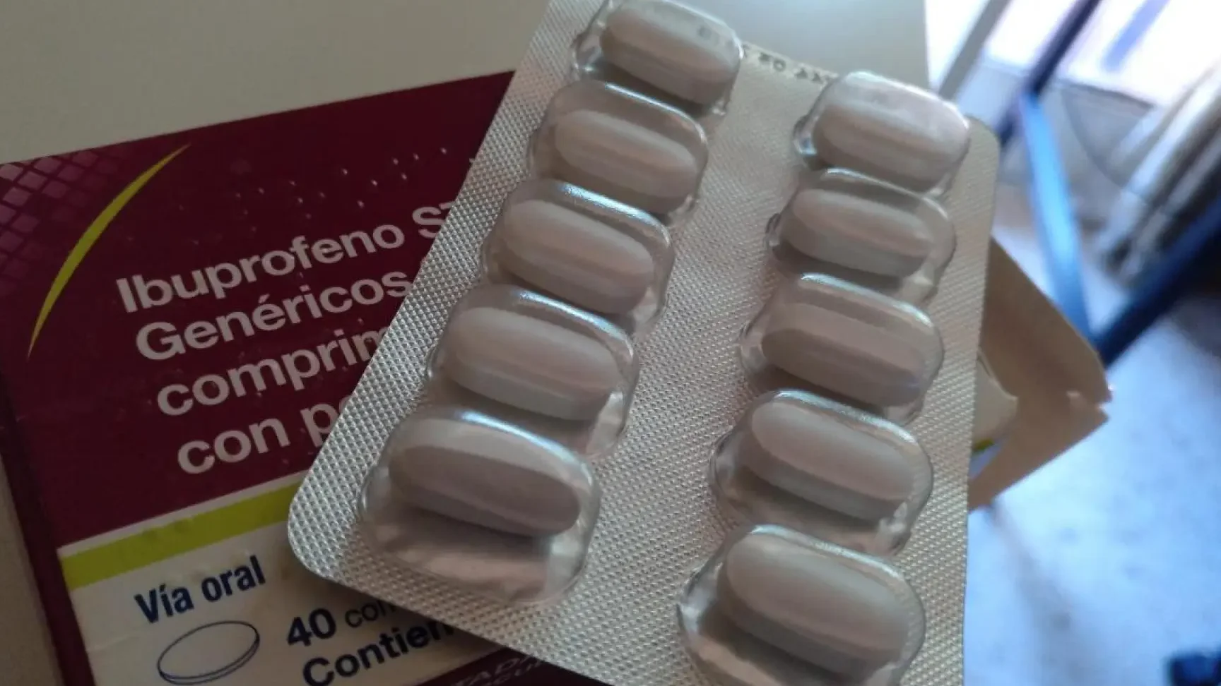 Blíster con comprimidos blancos y caja de ibuprofeno marcada vía oral que pasa si esnifas ibuprofeno al dia descubre las consecuencias
