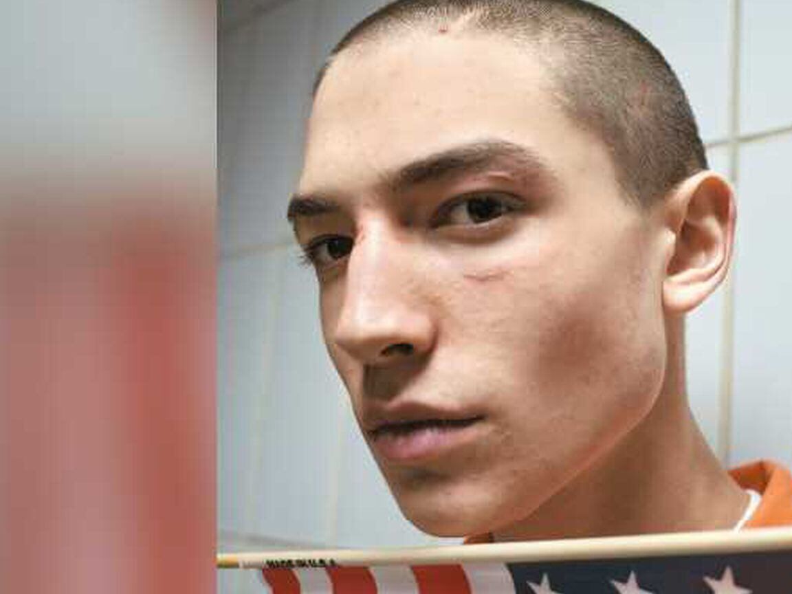 Primer plano de un joven con cabeza rapada y mirada seria que pasa si kevin muere en la nueva pelicula de chucky