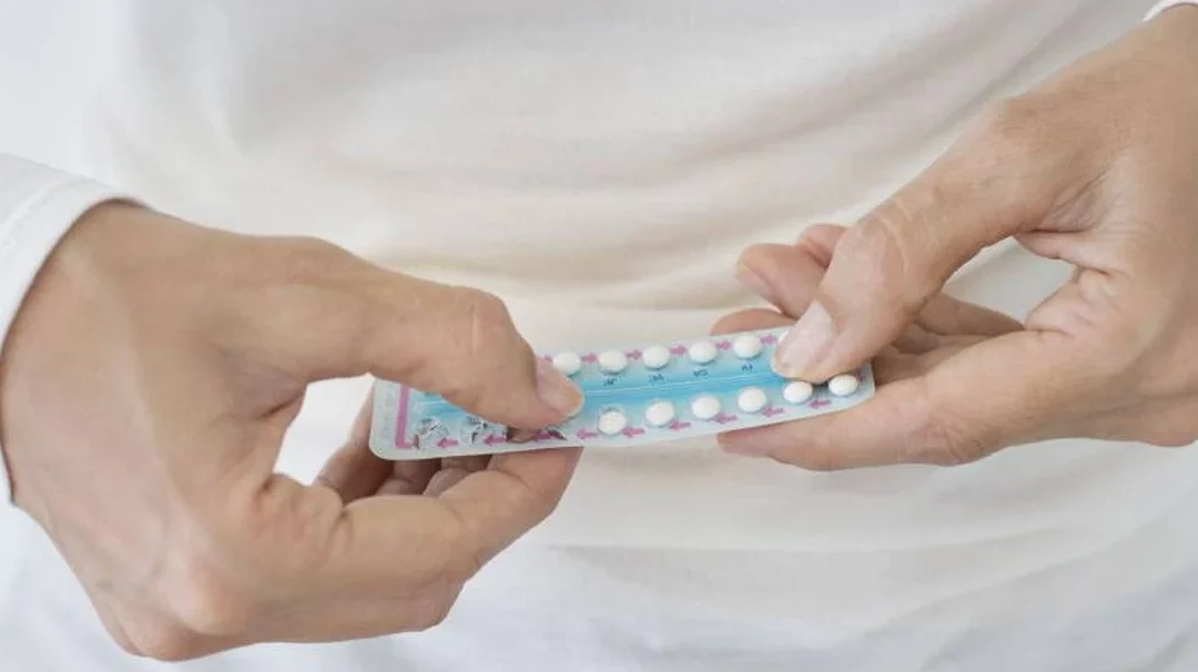 Manos sosteniendo un blíster de pastillas que ilustra que pasa si olvido tomar una pastilla anticonceptiva.