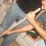 Qué pasa si te barren los pies: significado y supersticiones