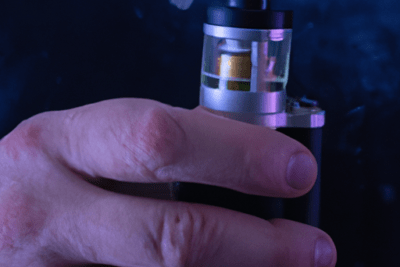 Mano sosteniendo un vaper con vapor que pasa si un vaper esta caducado