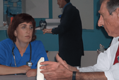 Personal médico discute envases en mesa y plantea que pasa si uso suero fisiologico caducado