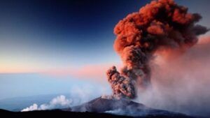 Columna de ceniza volcánica rojiza sobre el horizonte que evoca que pasaria si el sol explotara descubre las posibles consecuencias catastroficas