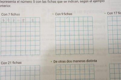 Hoja de ejercicio con fichas y cuadriculas para colocar piezas y contar, que representa el numero 5 en matematicas.
